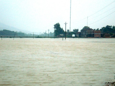 Streets in Huong Khe and Vu Quang districts in the central province of Ha Tinh are submerged in floods Streets in Huong Khe and Vu Quang districts in the central province of Ha Tinh are submerged in floods